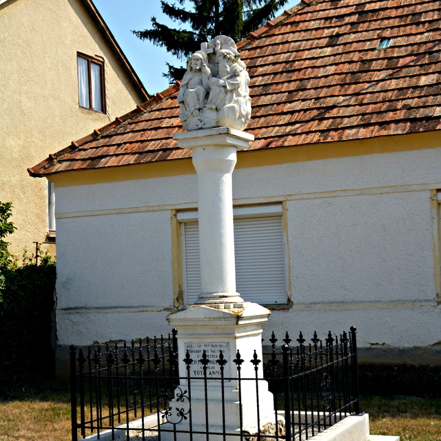 Szenthromsg szobor Cirk